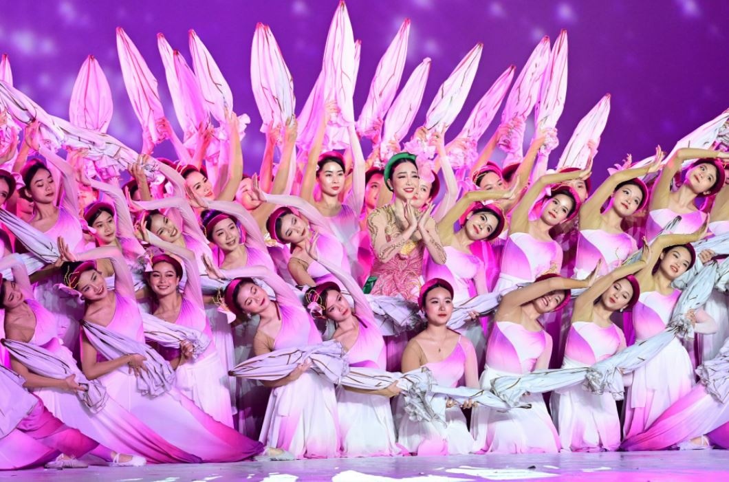 Nghe si Linh Nga toa sang o le khai mac SEA Games 31 hinh anh