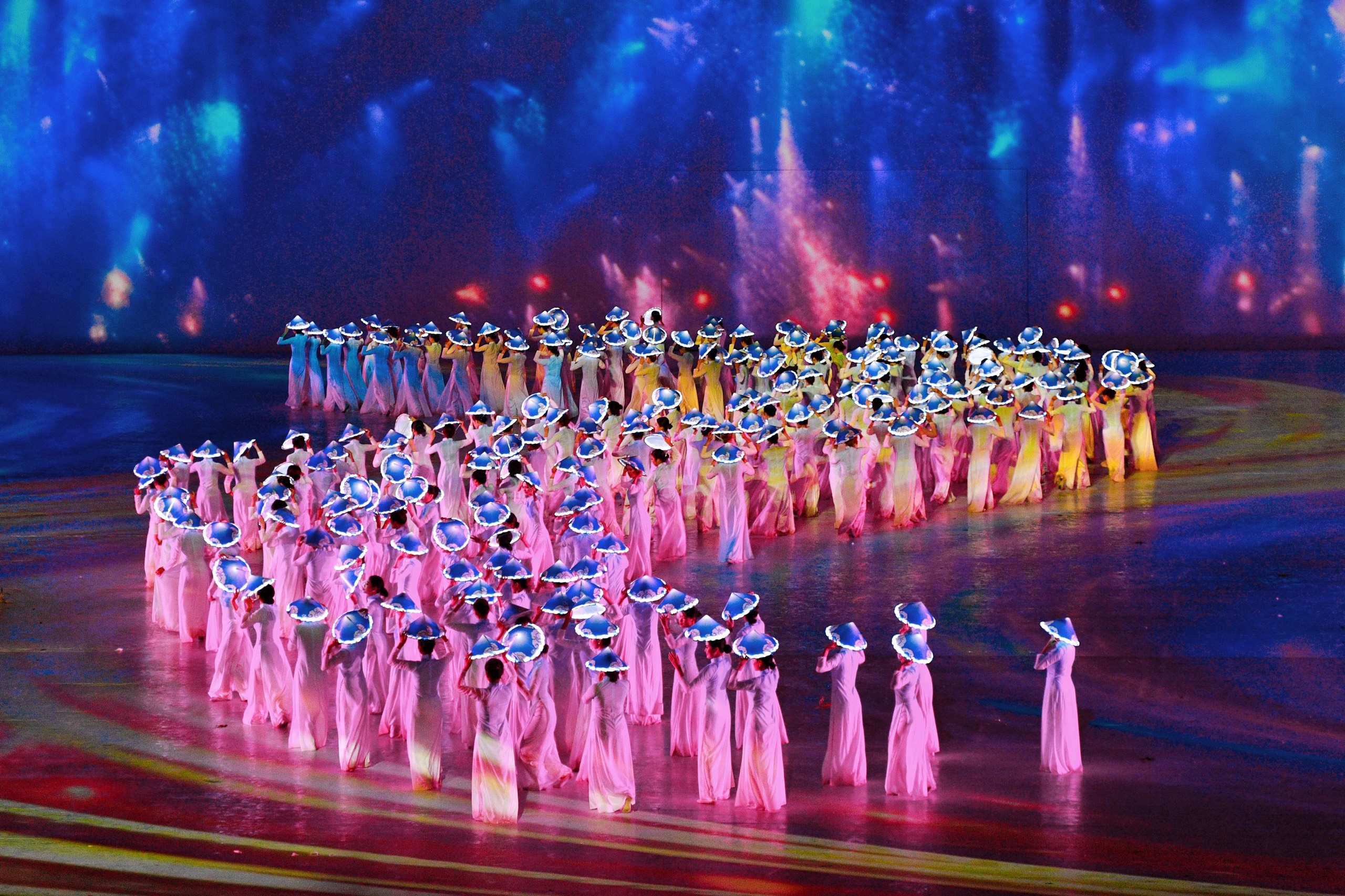 Man trinh dien thap sang le khai mac SEA Games 31 anh 9