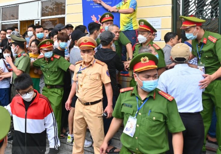 Luc luong an ninh lap hang rao de ngan CDV chen lan hinh anh