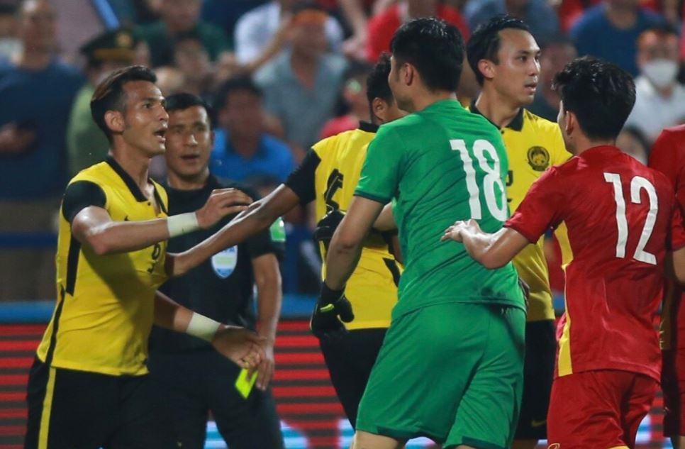 Tien Linh, Van Toan xo xat voi cau thu Malaysia hinh anh