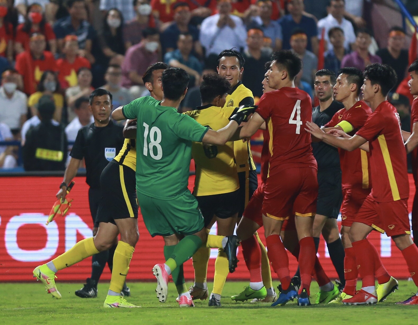 Tien Linh,  Van Toan xo xat voi cau thu Malaysia anh 4