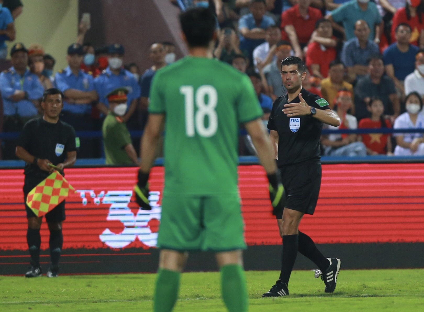 Tien Linh,  Van Toan xo xat voi cau thu Malaysia anh 5