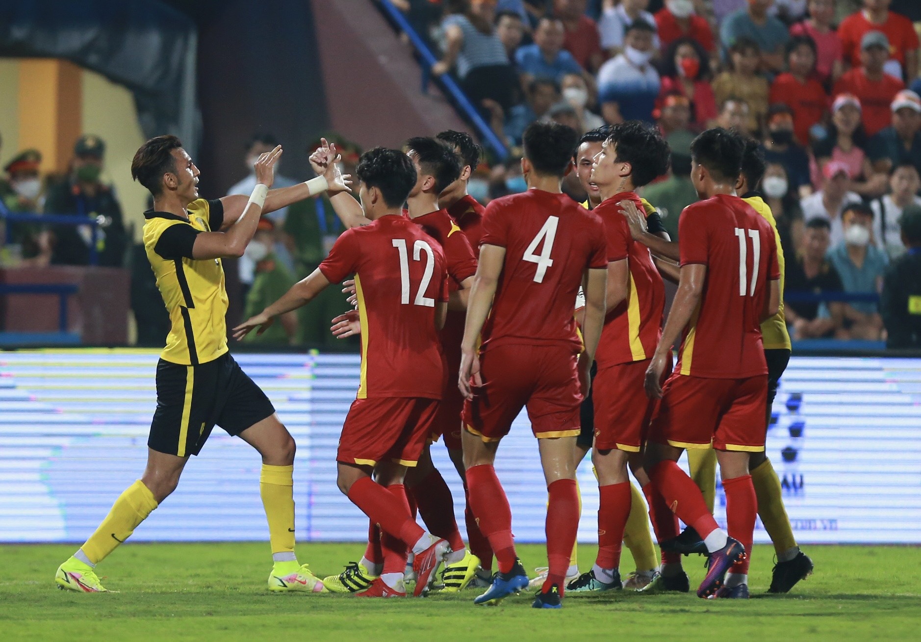 Tien Linh,  Van Toan xo xat voi cau thu Malaysia anh 2