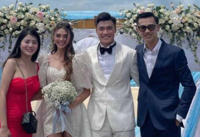 Bui Tien Dung va lua cau thu U23 Thuong Chau len xe hoa hinh anh