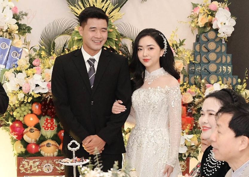 Bui Tien Dung va lua U23 Thuong Chau len xe hoa anh 5