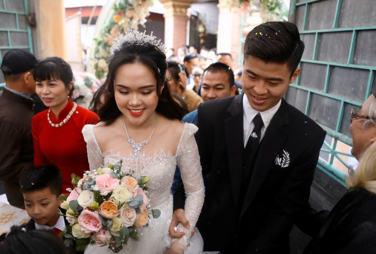 Bui Tien Dung va lua U23 Thuong Chau len xe hoa anh 6