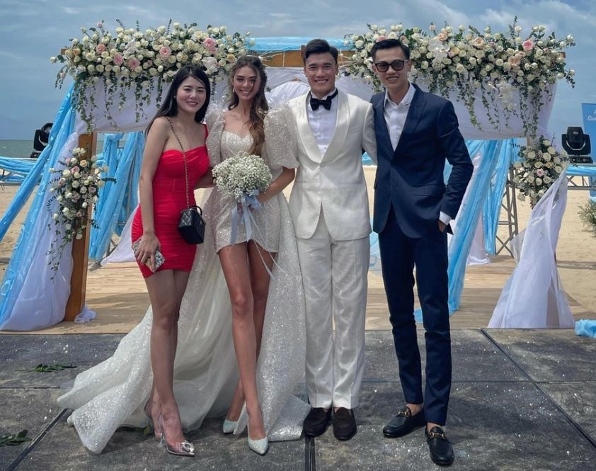 Bui Tien Dung va lua U23 Thuong Chau len xe hoa anh 1