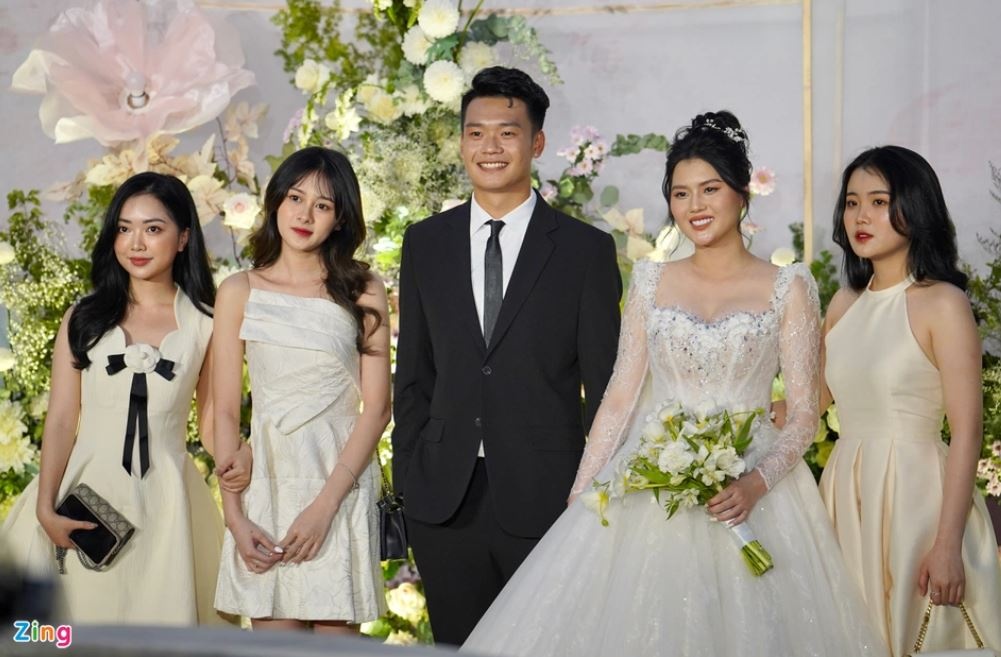 Bui Tien Dung va lua U23 Thuong Chau len xe hoa anh 3