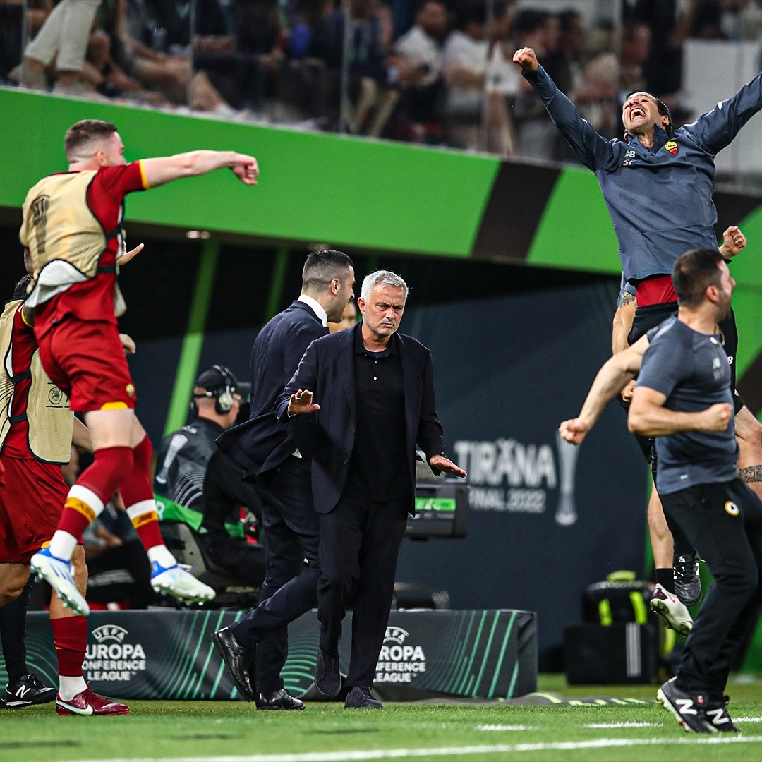 HLV Mourinho an mung cam xuc sau khi lap ky luc anh 2