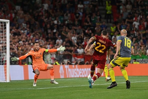 HLV Mourinho an mung cam xuc sau khi lap ky luc anh 1