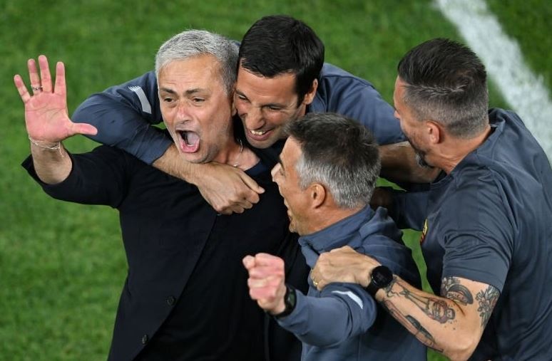 HLV Mourinho an mung cam xuc sau khi lap ky luc hinh anh