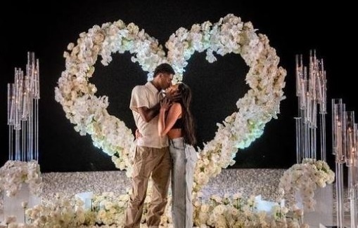 Rashford dinh hon voi ban gai hinh anh