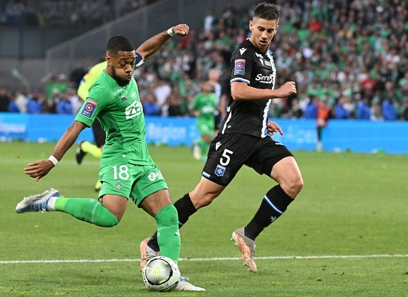 CDV tan cong cau thu khi Saint-Etienne rot hang anh 3