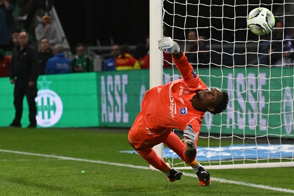 CDV tan cong cau thu khi Saint-Etienne rot hang anh 4