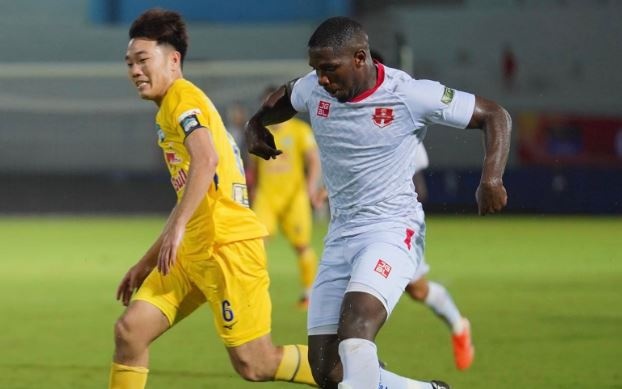 Xuan Truong mac loi trong tran HAGL thua dam Hai Phong hinh anh