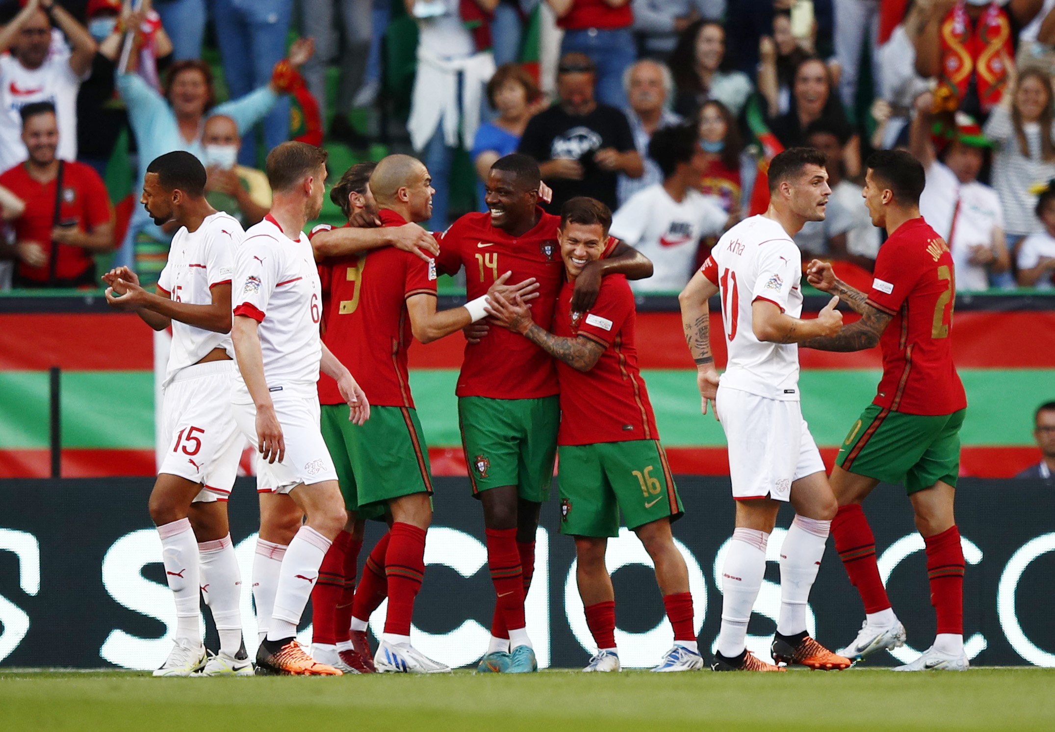 Me cua Ronaldo khoc nuc no khi con trai lap cu dup anh 8