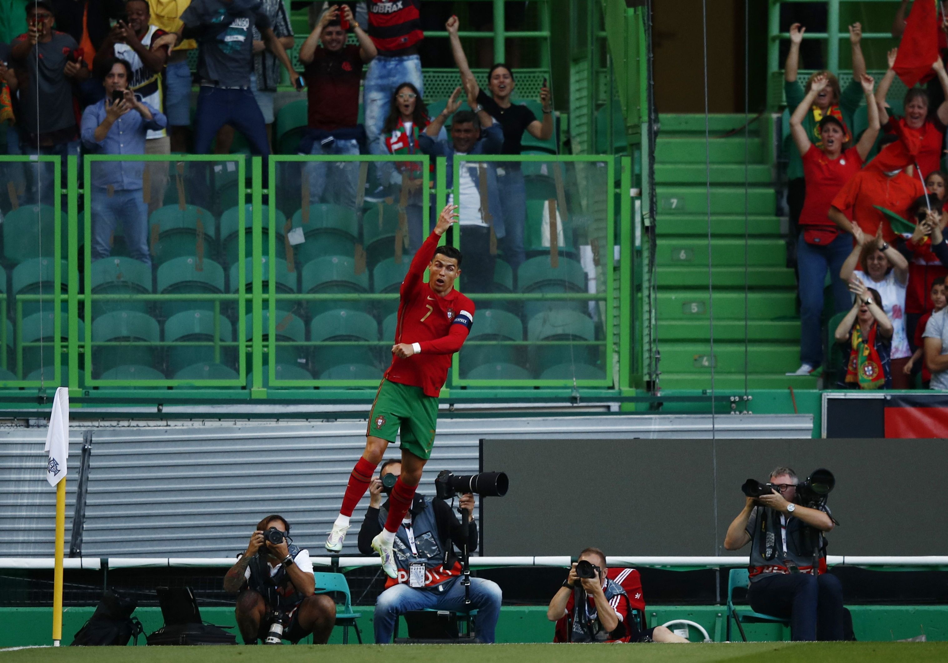 Ronaldo lap cu dup trong tran thang 4-0 cua Bo Dao Nha anh 1