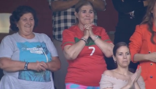 Me cua Ronaldo khoc nuc no khi con trai lap cu dup anh 2