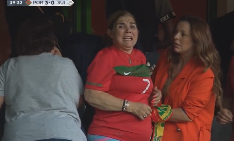 Me cua Ronaldo khoc nuc no khi con trai lap cu dup anh 4