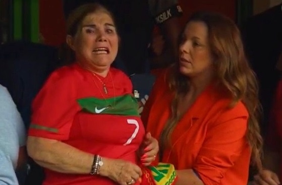 Me cua Ronaldo khoc nuc no khi con trai lap cu dup hinh anh