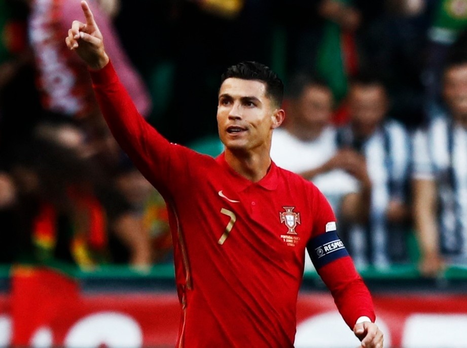 Ronaldo lap cu dup trong chien thang 4-0 cua Bo Dao Nha hinh anh