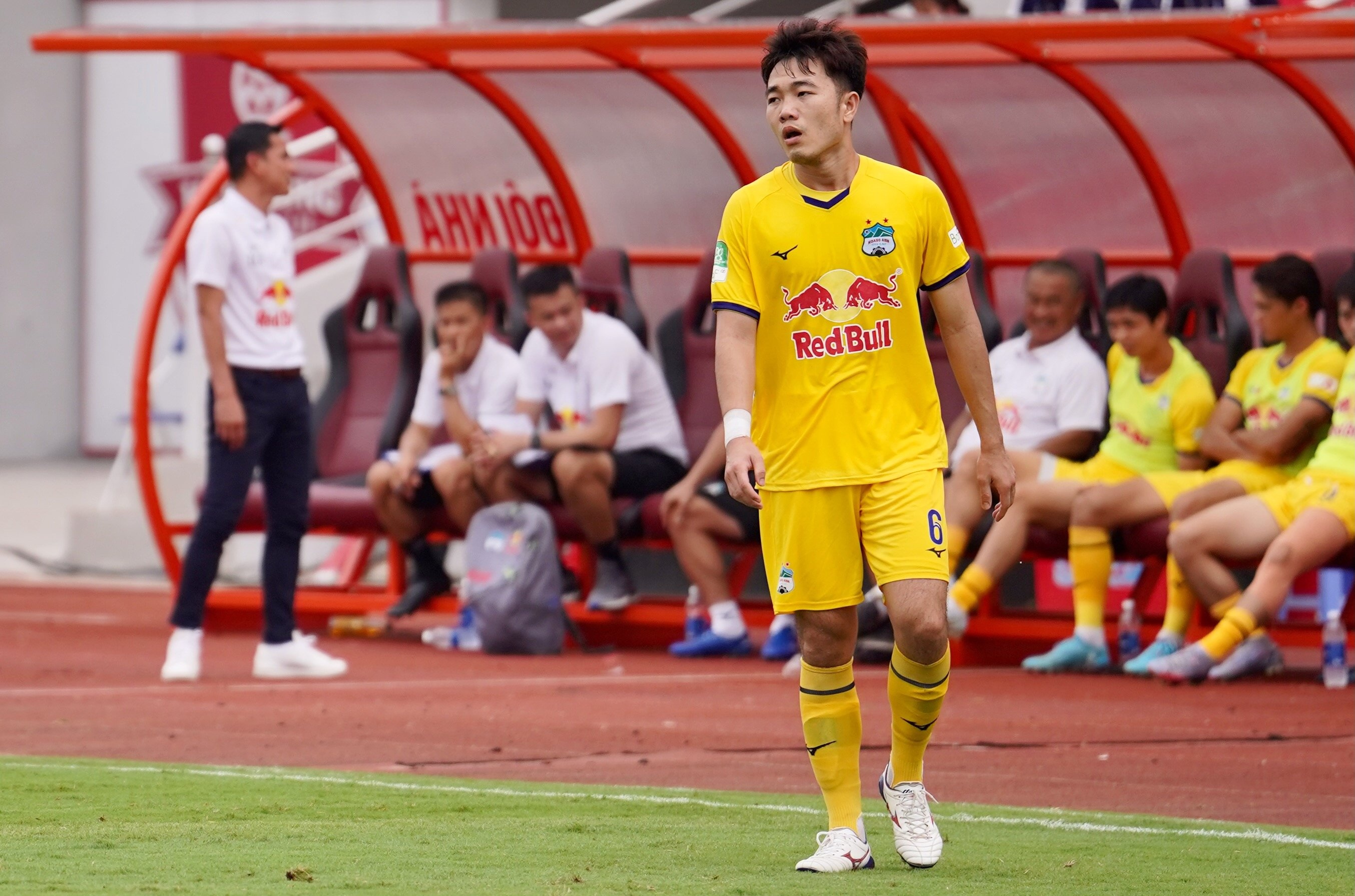 HLV Kiatisuk cuoi tuoi sau tran thua CLB Ha Noi anh 7