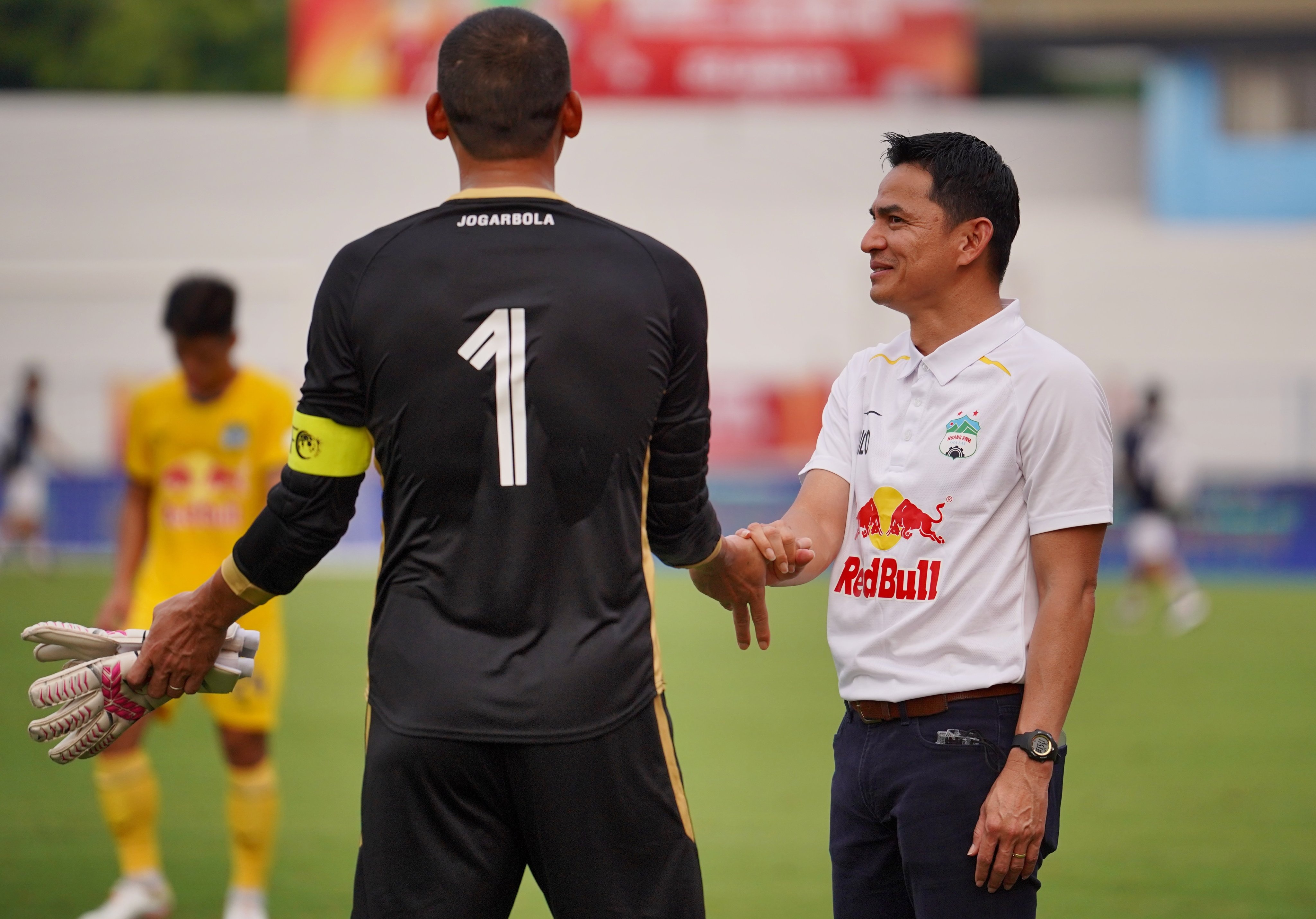 HLV Kiatisuk cuoi tuoi sau tran thua CLB Ha Noi anh 4