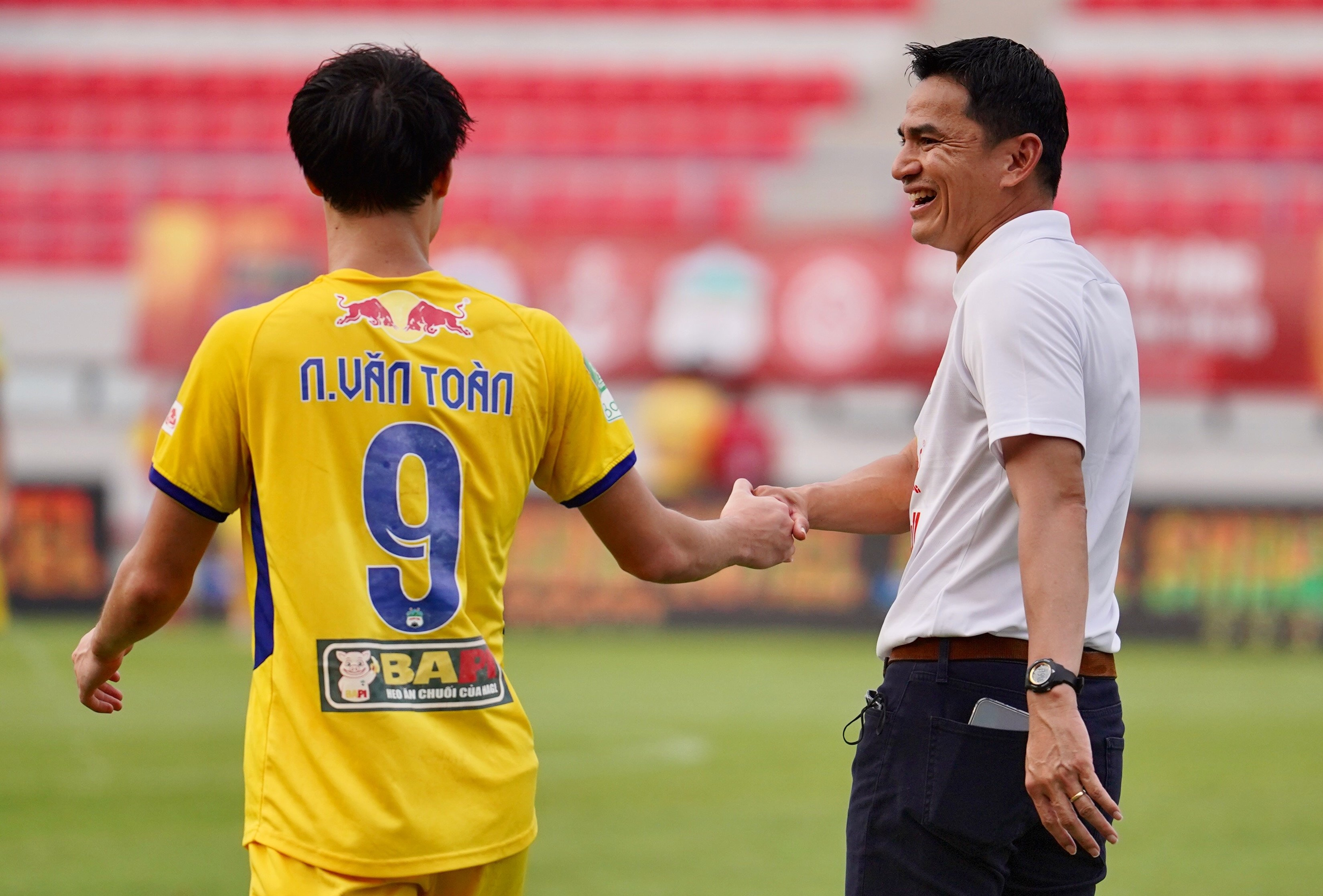 HLV Kiatisuk cuoi tuoi sau tran thua CLB Ha Noi anh 3