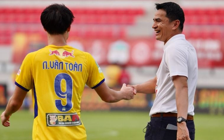 HLV Kiatisuk cuoi tuoi sau tran thua CLB Ha Noi hinh anh