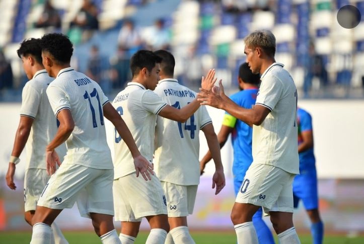 HLV Polking neu ly do 13 cau thu Thai Lan bi tieu chay anh 1