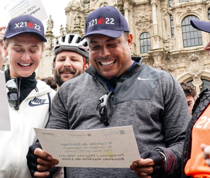 Ronaldo 'beo' hoan thanh loi hua dap xe 500 km anh 1