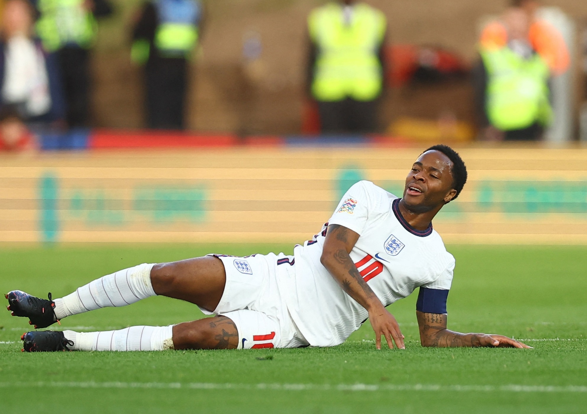 Sterling bo lo truoc khung thanh trong o tran gap Italy anh 1