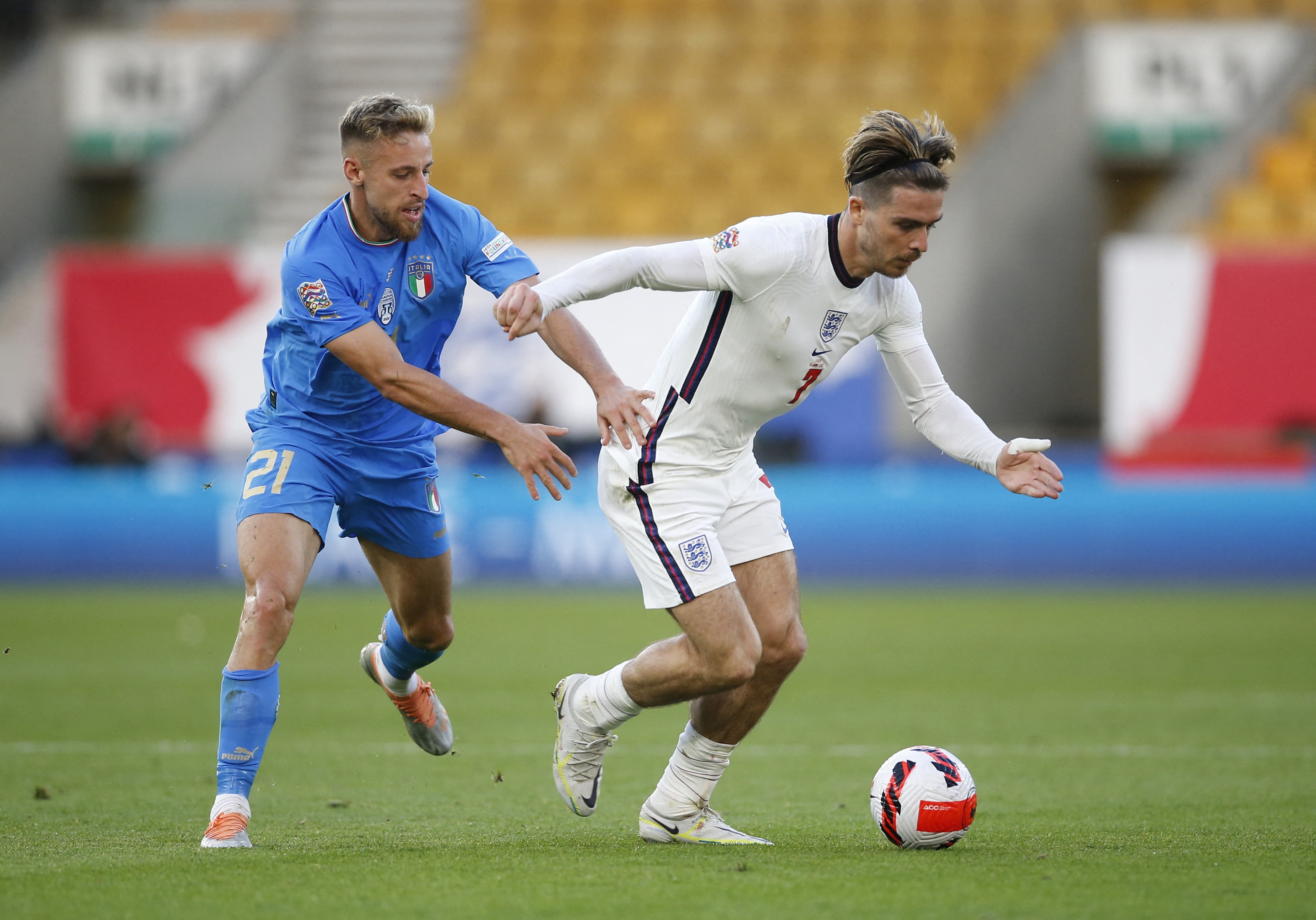 Sterling bo lo truoc khung thanh trong o tran gap Italy anh 3