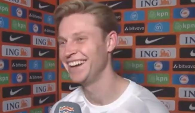 De Jong bat cuoi khi duoc hoi ve viec gia nhap Man United hinh anh