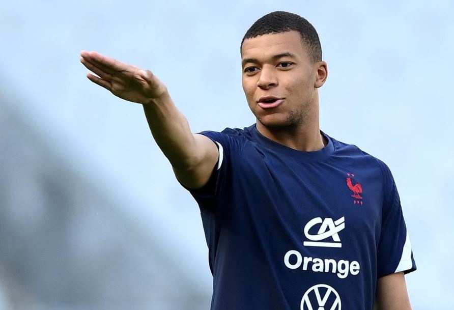 Mbappe phat dien vi de nghi tu Qatar anh 1