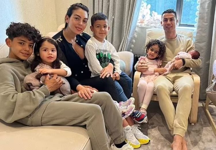 Ronaldo chi 17 trieu bang de xay can ho trong mo hinh anh