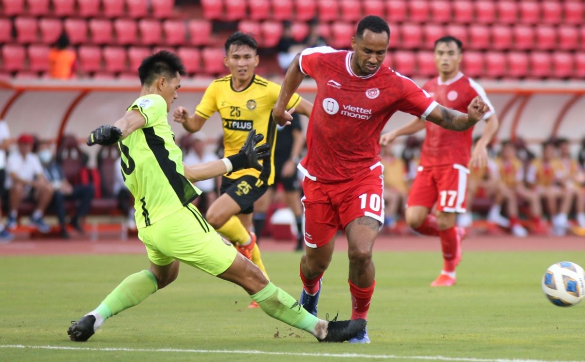 Nguoi hung cua CLB Viettel phung phi co hoi truoc khi toa sang hinh anh