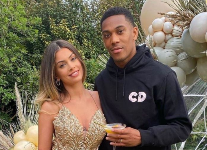 Dan chan dai pha vo hanh phuc gia dinh sao bong da anh 7