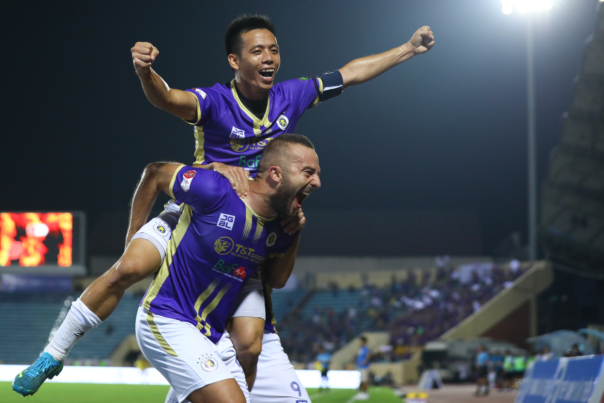 Van Quyet chat vat trong vai tro cau noi anh 6