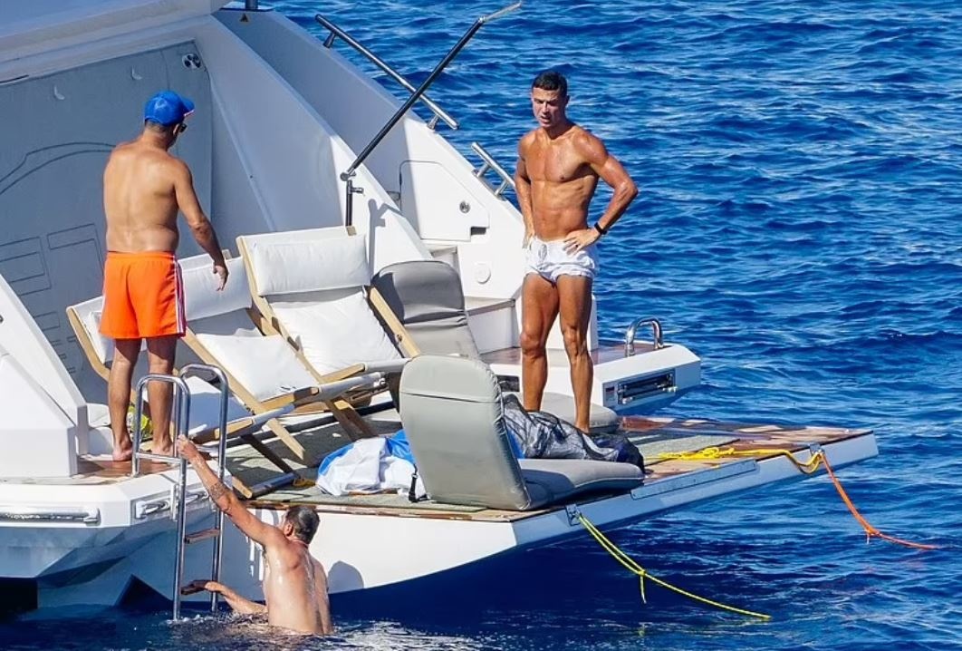 Ronaldo va ban gai than mat tren du thuyen anh 1