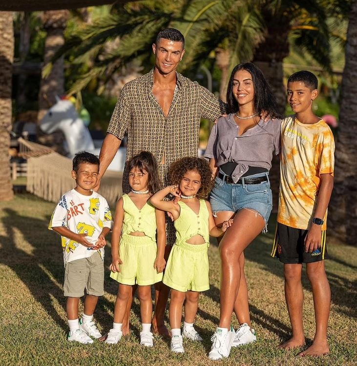 Ronaldo va ban gai than mat tren du thuyen anh 9