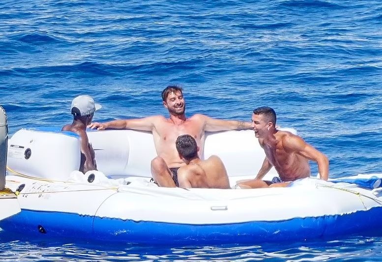 Ronaldo va ban gai than mat tren du thuyen anh 5