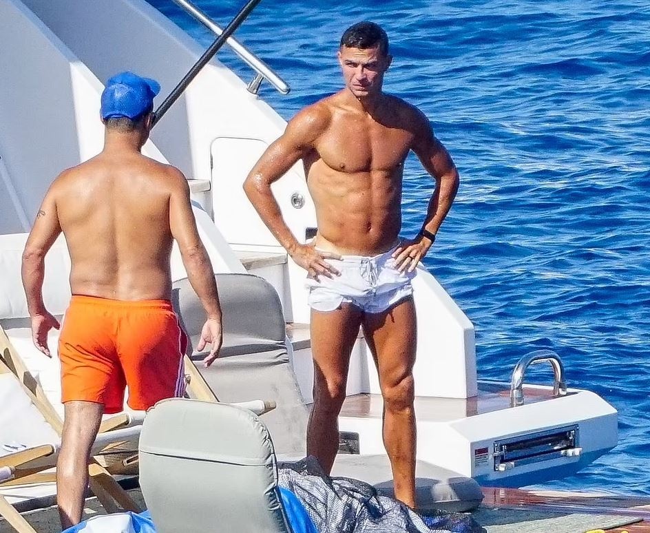 Ronaldo va ban gai than mat tren du thuyen anh 7