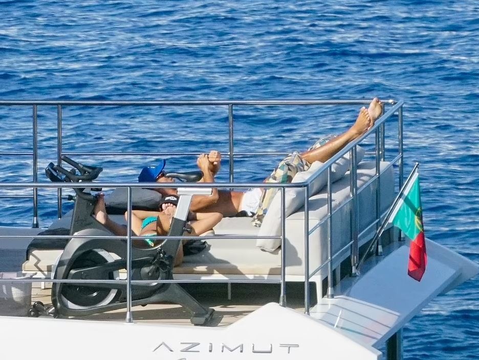 Ronaldo va ban gai than mat tren du thuyen anh 8