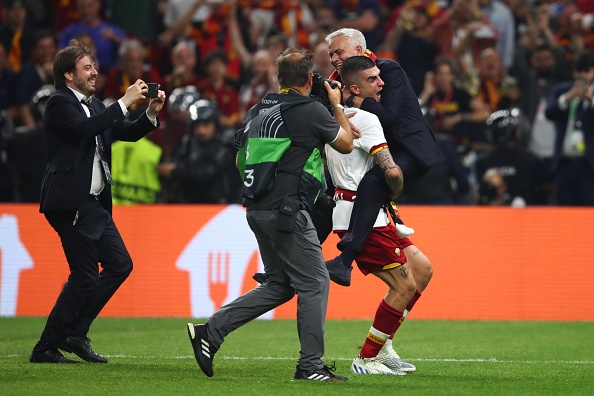 Barcelona xem xet kien Roma vi pha hop dong anh 1