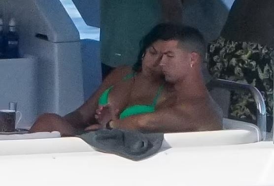 Ronaldo va ban gai than mat tren du thuyen hinh anh