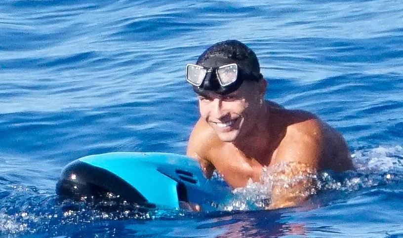 Ronaldo va ban gai than mat tren du thuyen anh 6