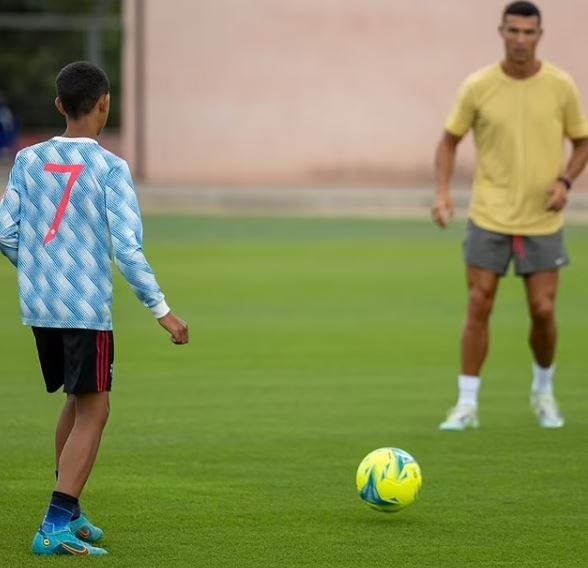Ronaldo cung con trai tap luyen trong ky nghi he anh 1