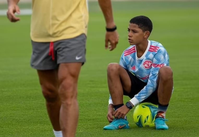 Cha con Ronaldo tap luyen trong ky nghi he hinh anh