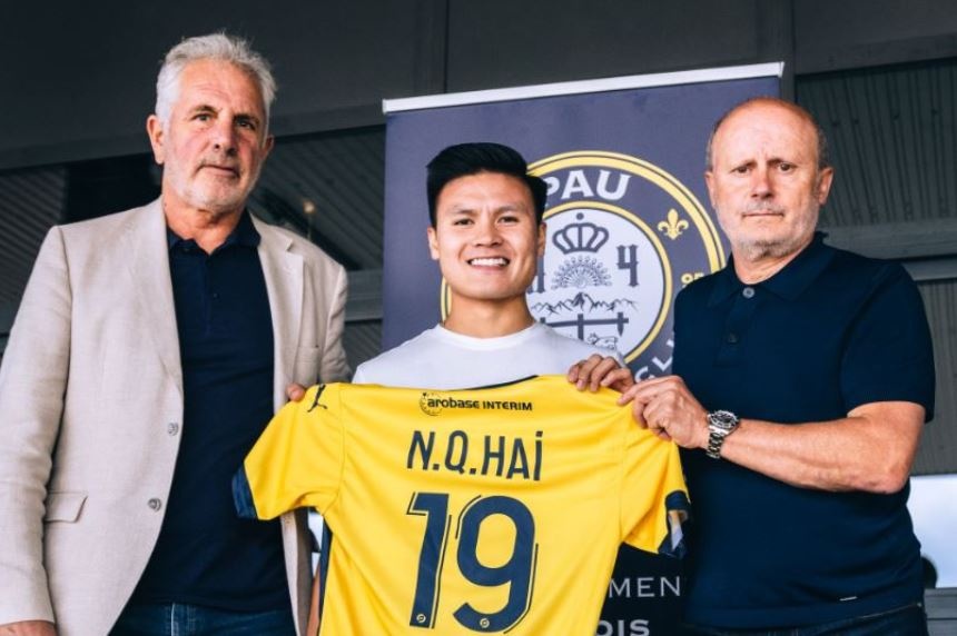 Quang Hai rang ro trong ngay ra mat Pau FC hinh anh